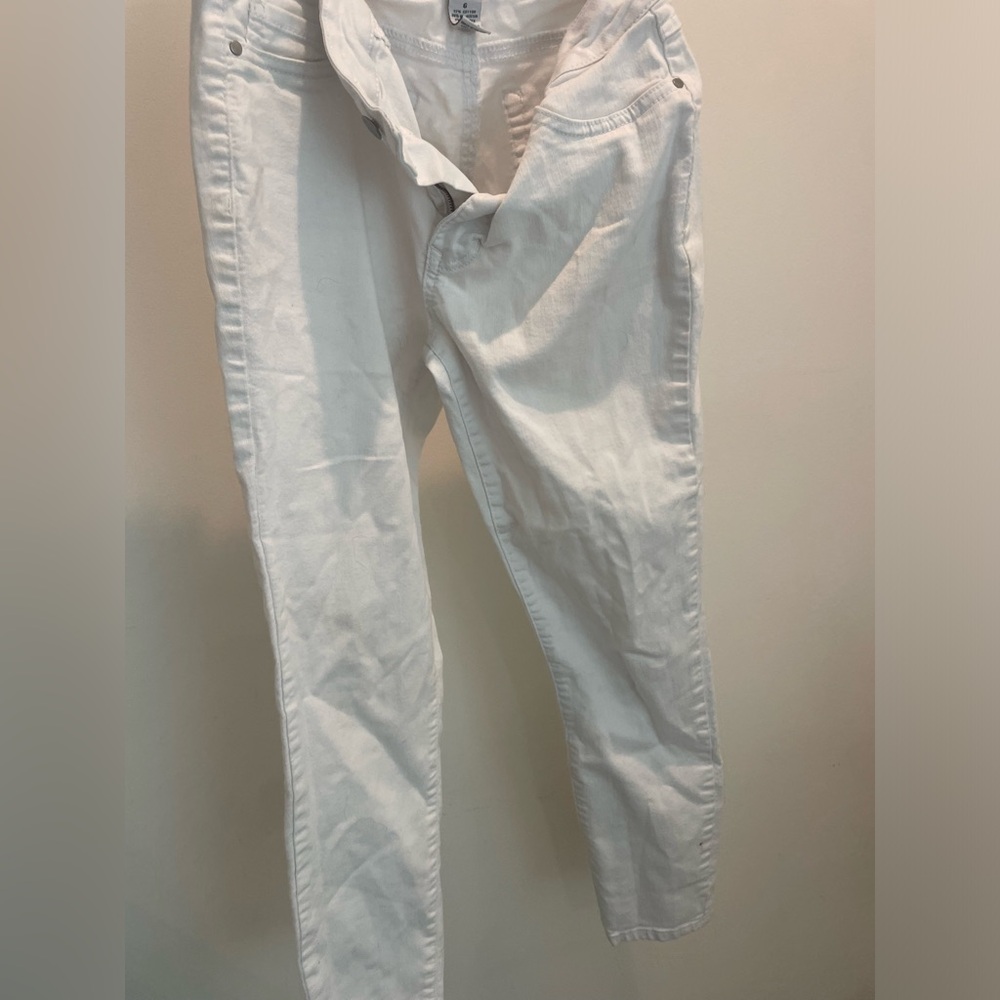 White skinny jeans, d. Jeans, size 6
